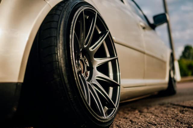 Sistem Suspensi MacPherson Strut vs Double Wishbone: Kenali Perbedaan dan Karakteristiknya