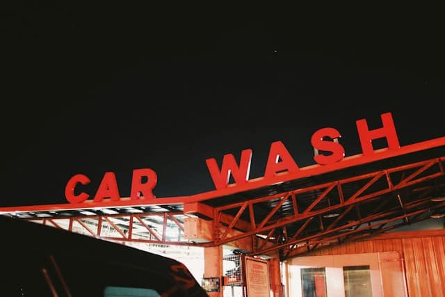 Mengenal Cuci Mobil Hidrolik, dari Proses, Perbedaan dengan Cuci Biasa, hingga Biayanya