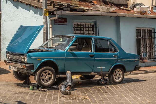 Cara Aman Menggunakan Dongkrak Mobil untuk Ganti Ban Darurat