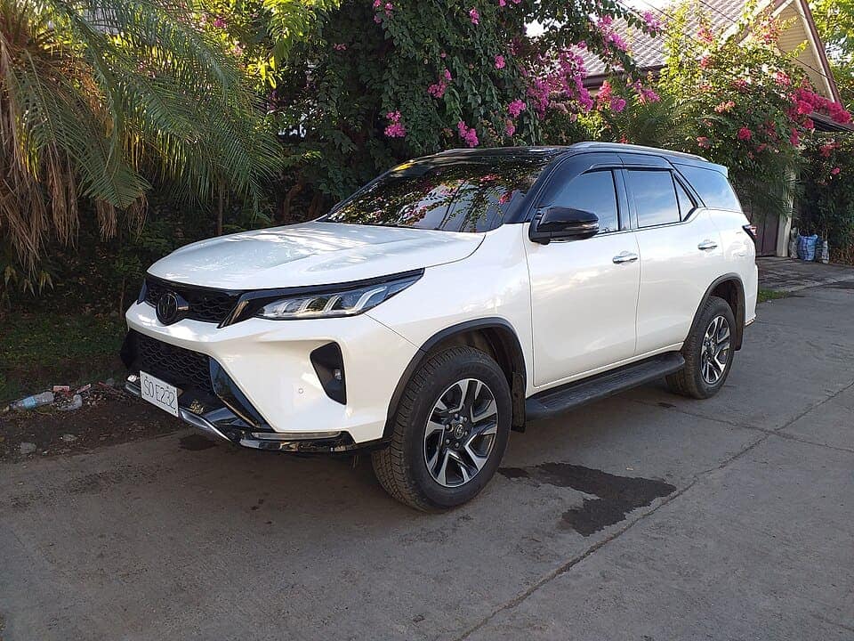 960px-Toyota Fortuner 4x4 Legender (LTD) 2-Tone White Pearl-Black (1)