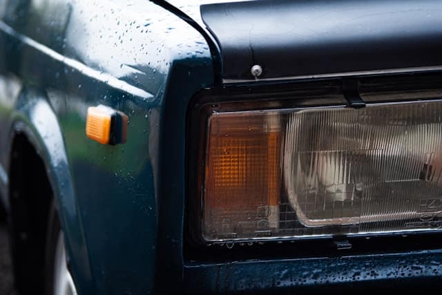 4 Cara Membersihkan Kaca Lampu Mobil yang Menguning dengan Mudah