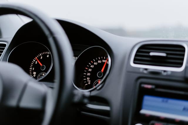 Setir Mobil Bergetar Saat Kecepatan Tinggi? Kenali Penyebab hingga Cara Mengatasinya